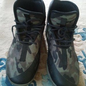 Lebron shoes size 9.5